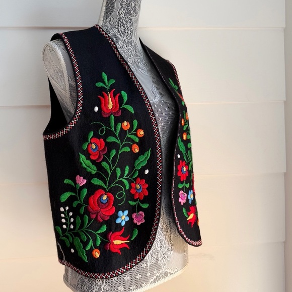 Traditional Hungarian Matyo Vest Floral embroidered Folk Vest - Picture 2 of 5